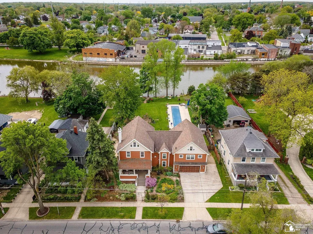404 E Elm Avenue Monroe City MI 48162
