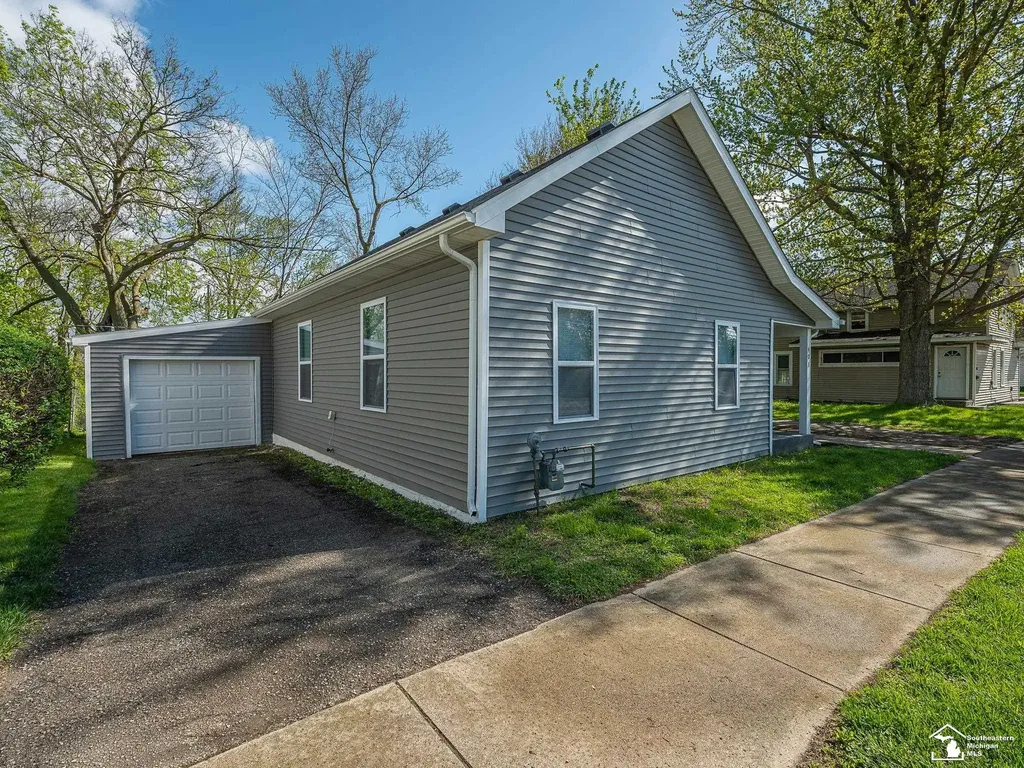 403 E Monroe Street Dundee Township MI 48131