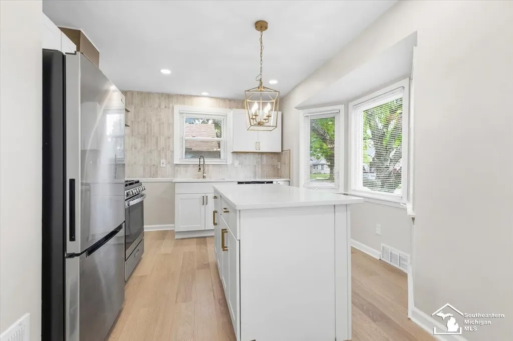6810 Robinson Street Allen Park City MI 48101