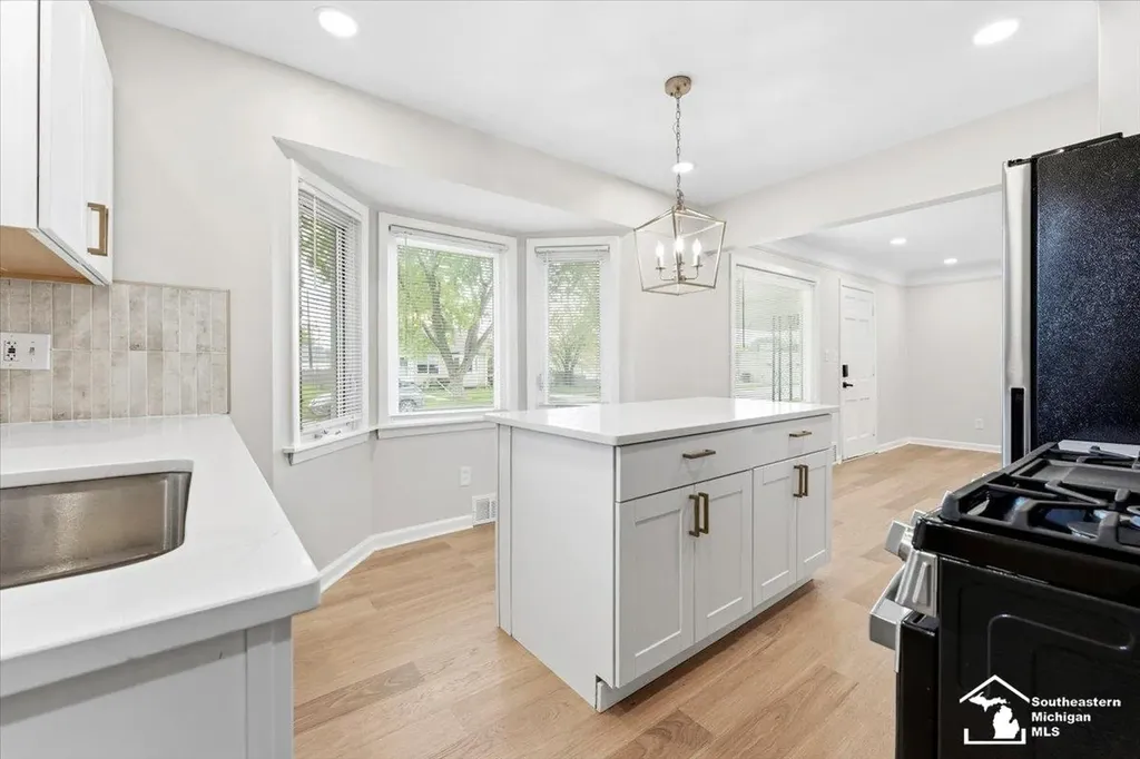 6810 Robinson Street Allen Park City MI 48101