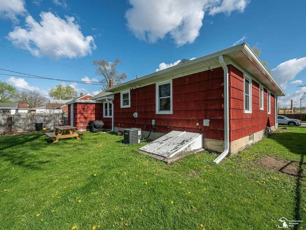 318 E Grove Street Monroe City MI 48162