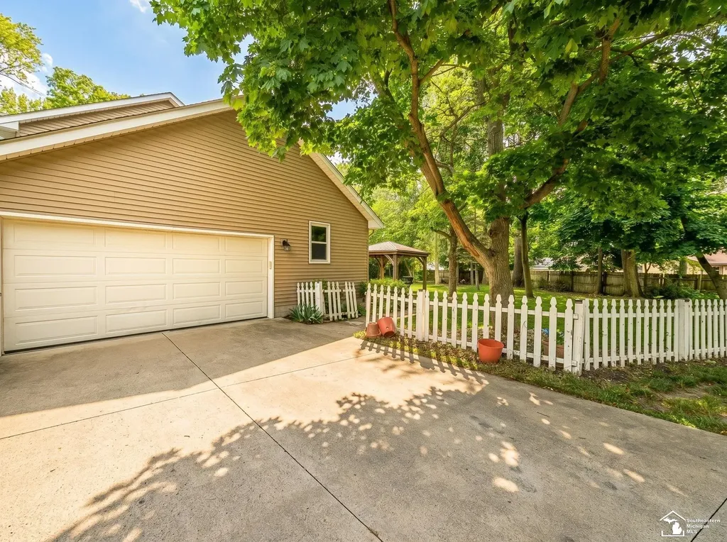 1060 Hollywood Drive Monroe City MI 48162
