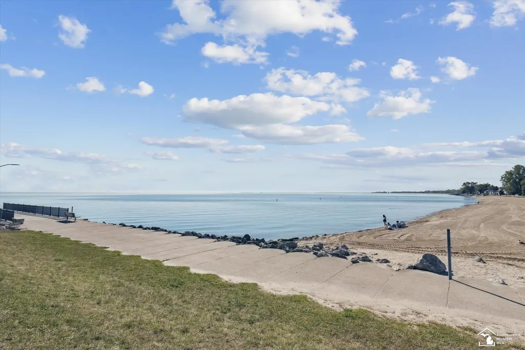 216 Beachwalk Trail Luna Pier City MI 48157