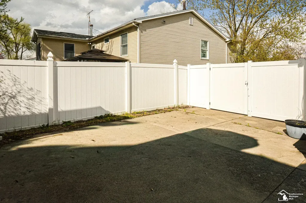8675 Lillian Drive Berlin Charter Township MI 48166