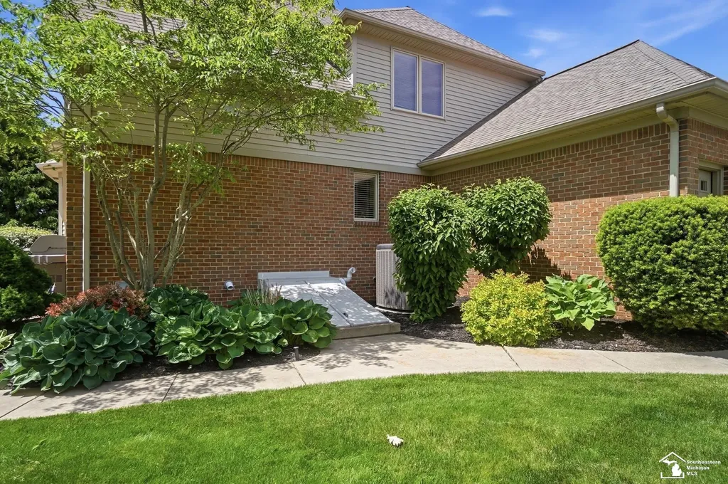 1042 Saint James Park Avenue Monroe Charter Township MI 48161