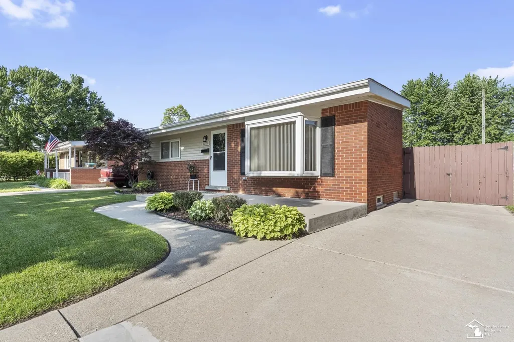 8214 Gulley Street Taylor City MI 48180