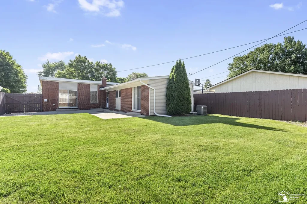 8214 Gulley Street Taylor City MI 48180