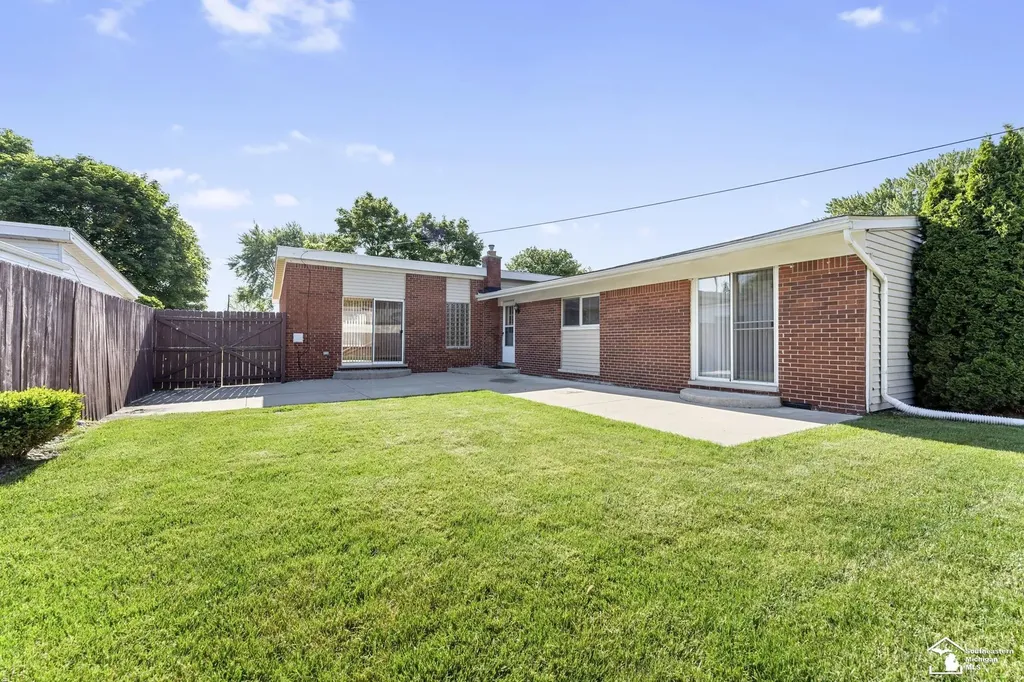 8214 Gulley Street Taylor City MI 48180