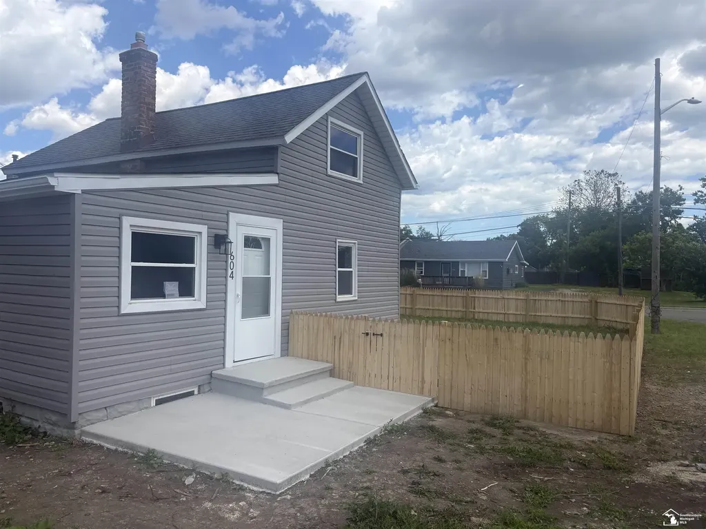 604 W 10th Street Monroe City MI 48161