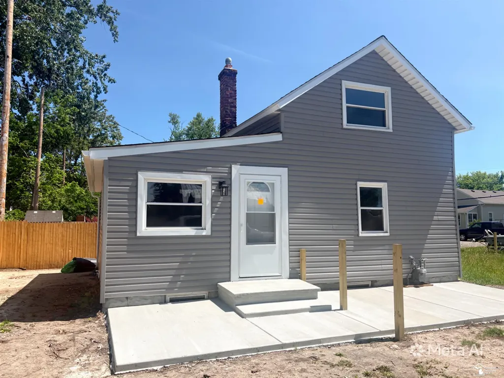 604 W 10th Street Monroe City MI 48161