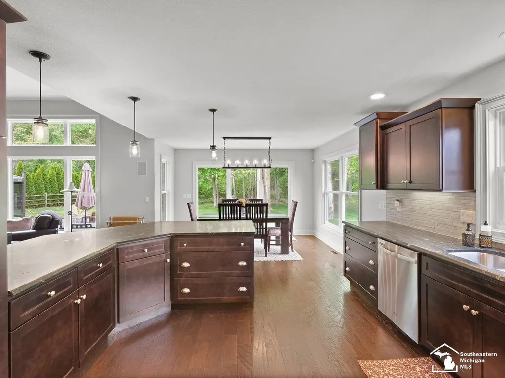6606 Summerlyn Boulevard Bedford Township MI 48144