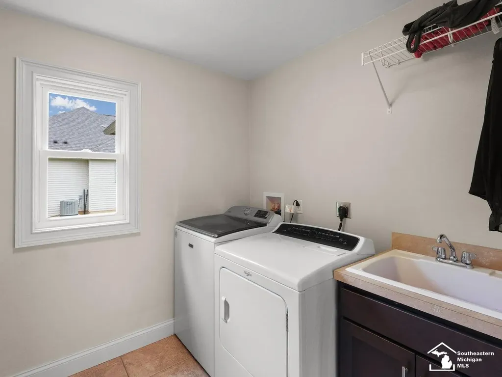 6606 Summerlyn Boulevard Bedford Township MI 48144