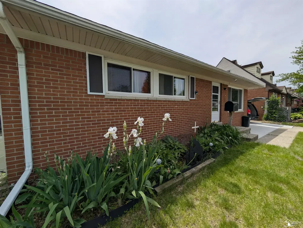 37613 Castle Drive Romulus City MI 48174