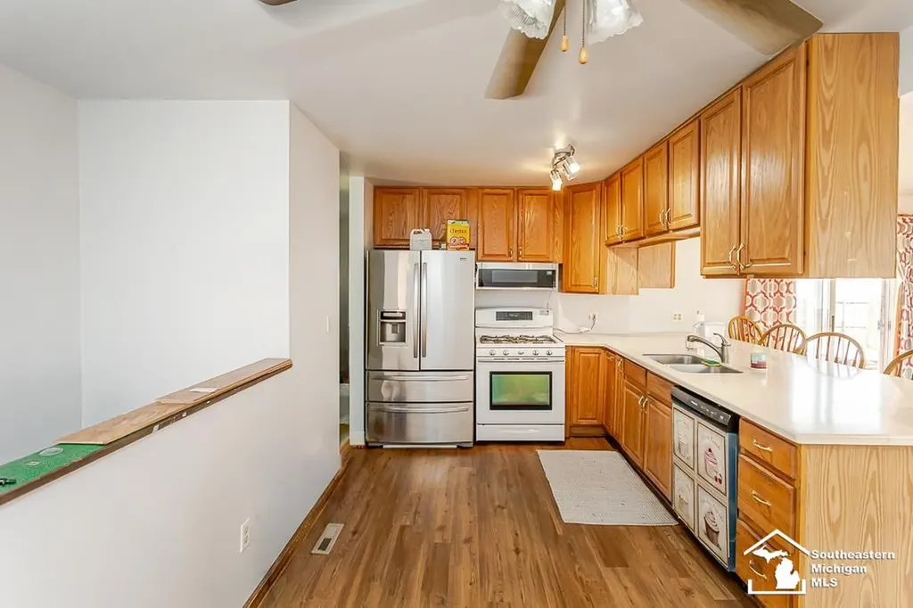 37613 Castle Drive Romulus City MI 48174