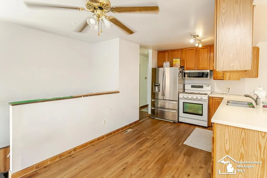 37613 Castle Drive Romulus City MI 48174