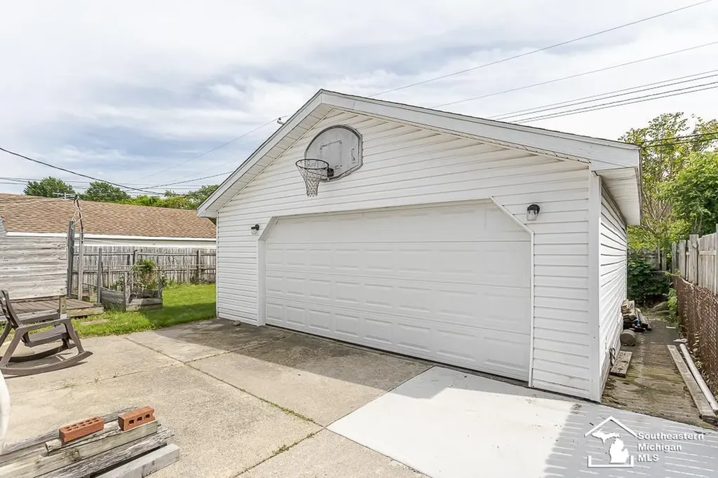 37613 Castle Drive Romulus City MI 48174