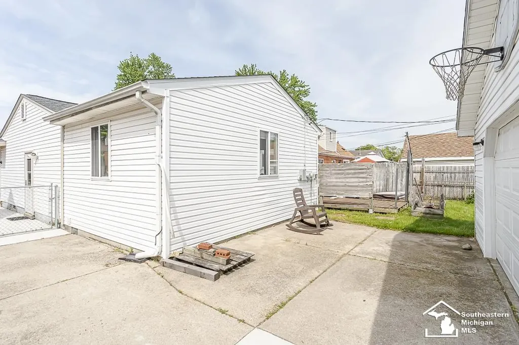 37613 Castle Drive Romulus City MI 48174