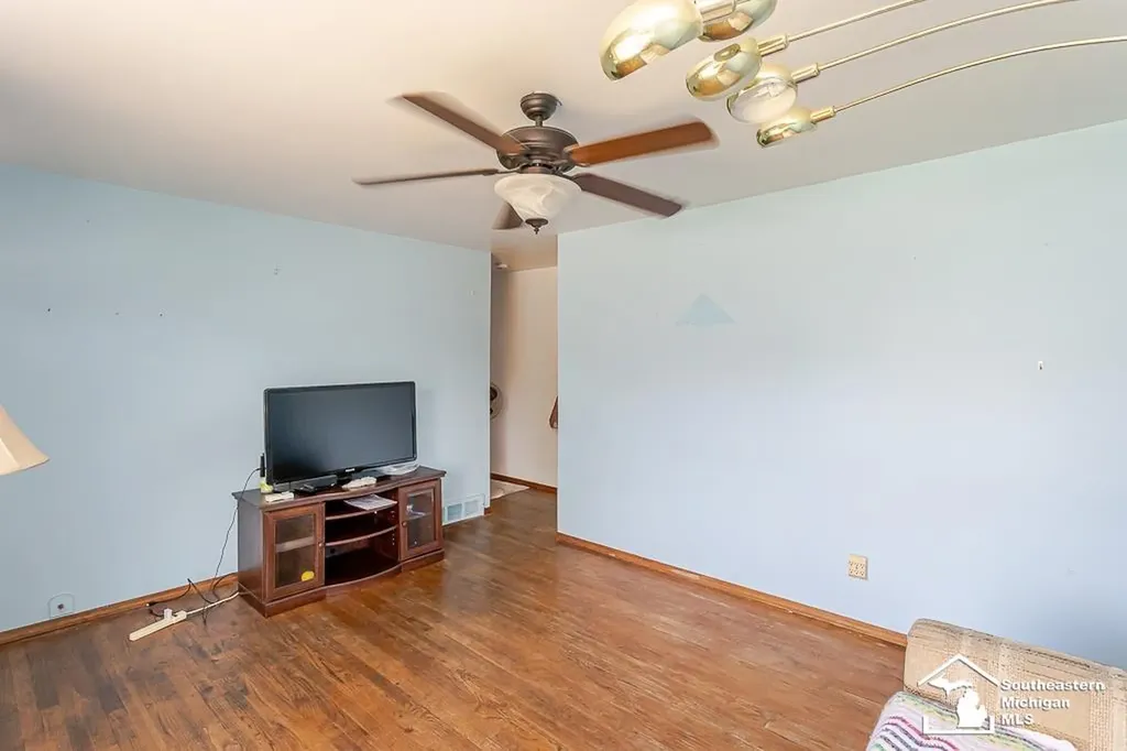 37613 Castle Drive Romulus City MI 48174