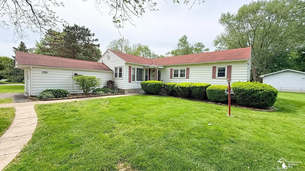 7947 Lake Breeze Drive Monroe Charter Township MI 48161