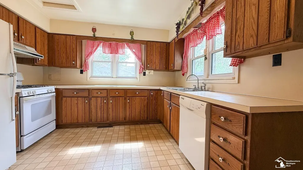 7947 Lake Breeze Drive Monroe Charter Township MI 48161