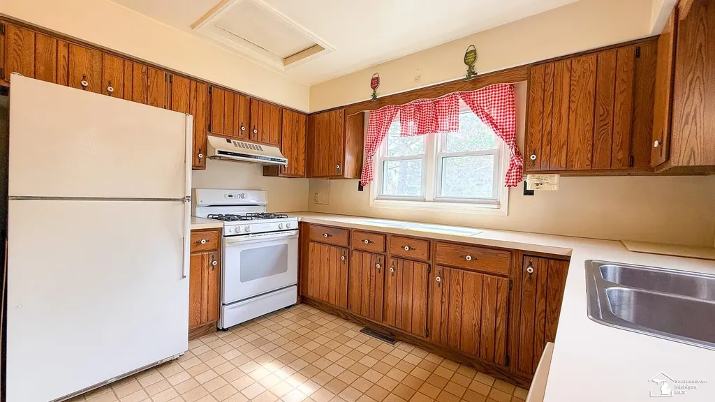 7947 Lake Breeze Drive Monroe Charter Township MI 48161