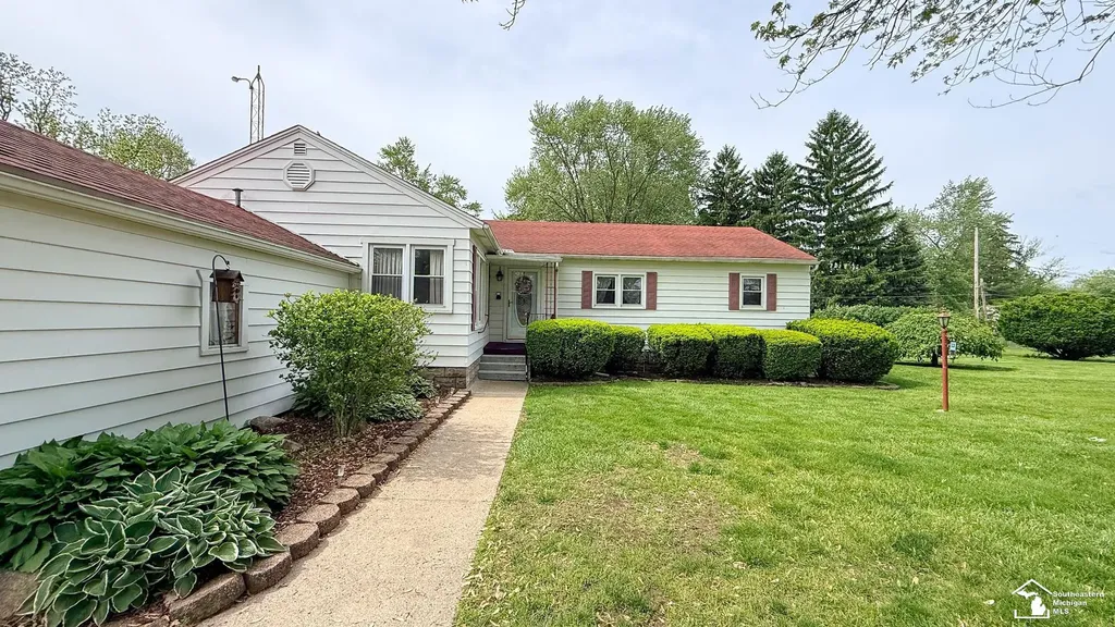 7947 Lake Breeze Drive Monroe Charter Township MI 48161