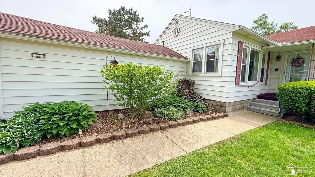 7947 Lake Breeze Drive Monroe Charter Township MI 48161