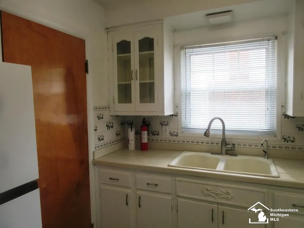 14568 Oceana Avenue Allen Park City MI 48101