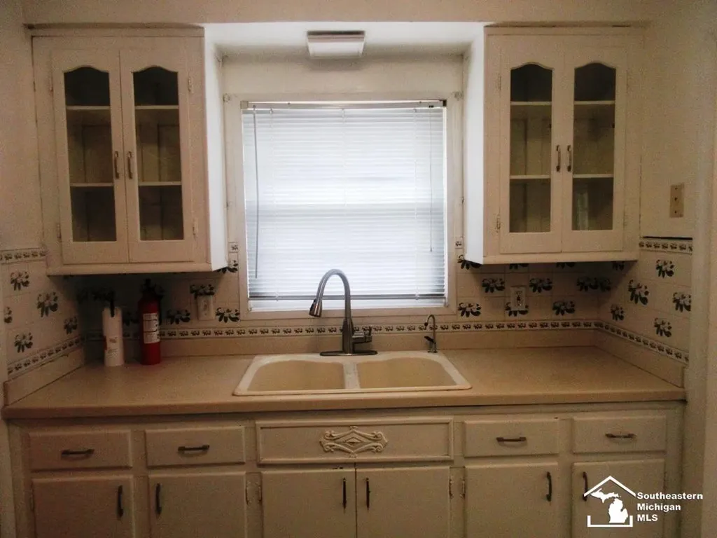 14568 Oceana Avenue Allen Park City MI 48101