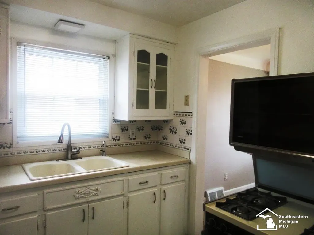14568 Oceana Avenue Allen Park City MI 48101