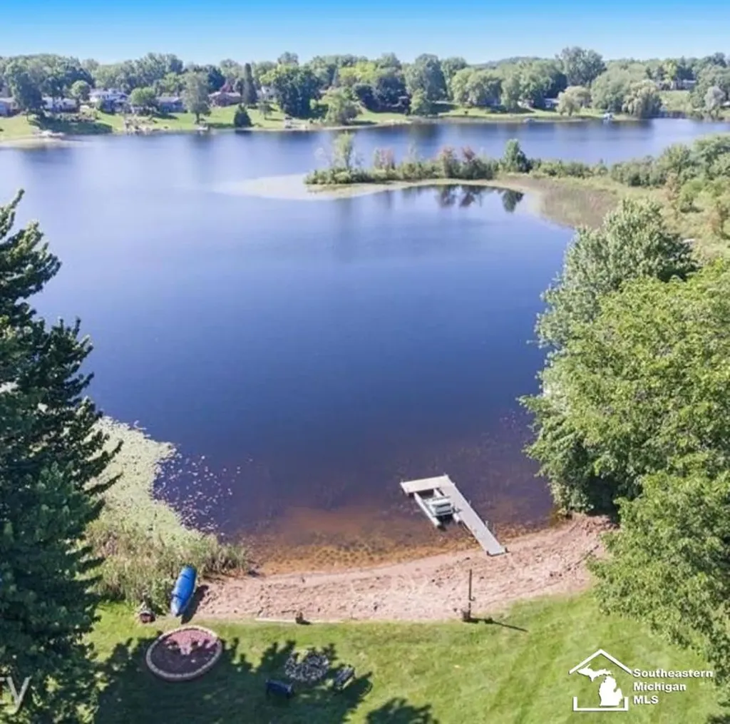 20 W Peterson Drive Hartland Township MI 48114