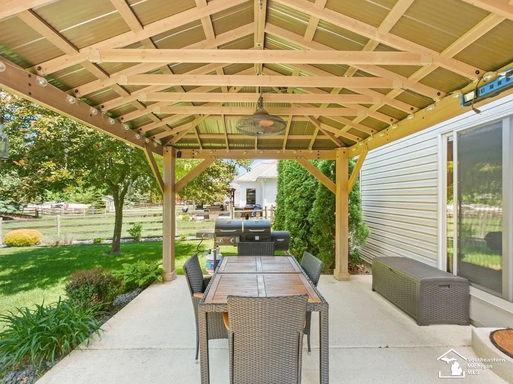 1176 Twin Lakes Drive Bedford Township MI 48182