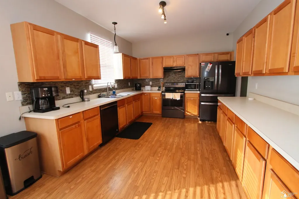 35773 Surrey Court Romulus City MI 48174