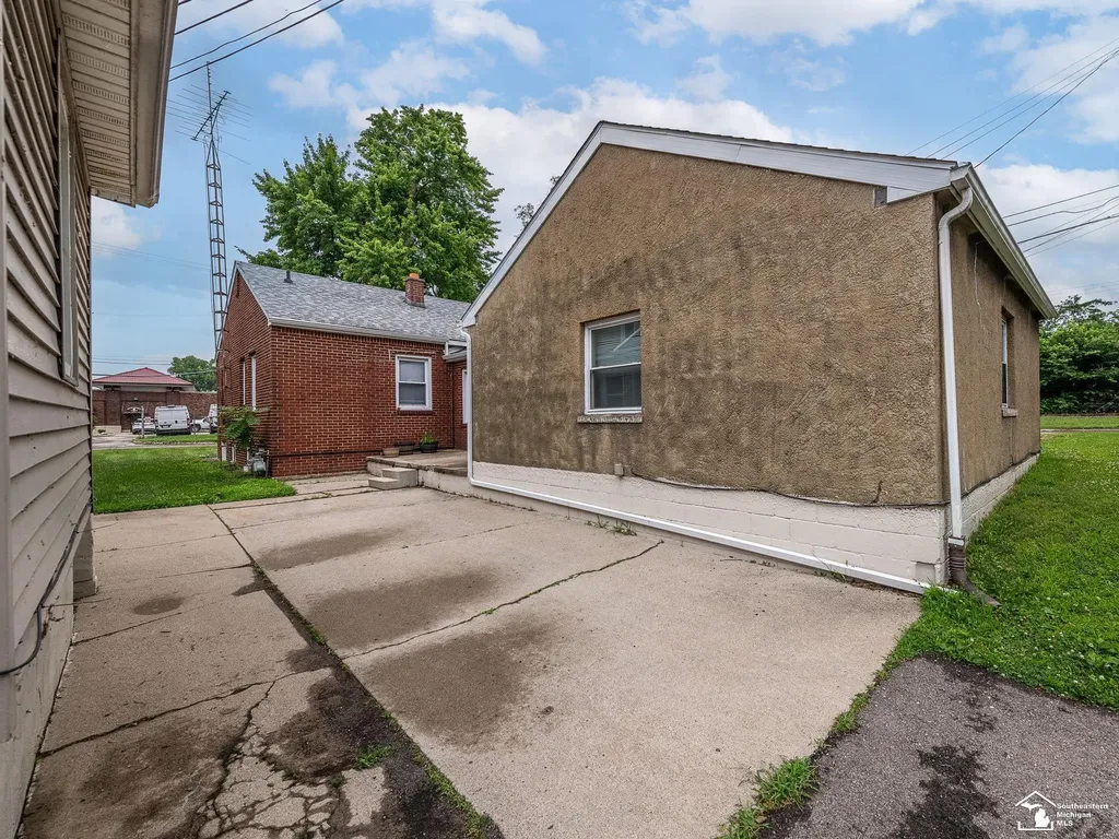 926 E Front Street Monroe City MI 48161