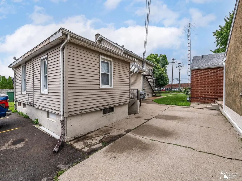 926 E Front Street Monroe City MI 48161