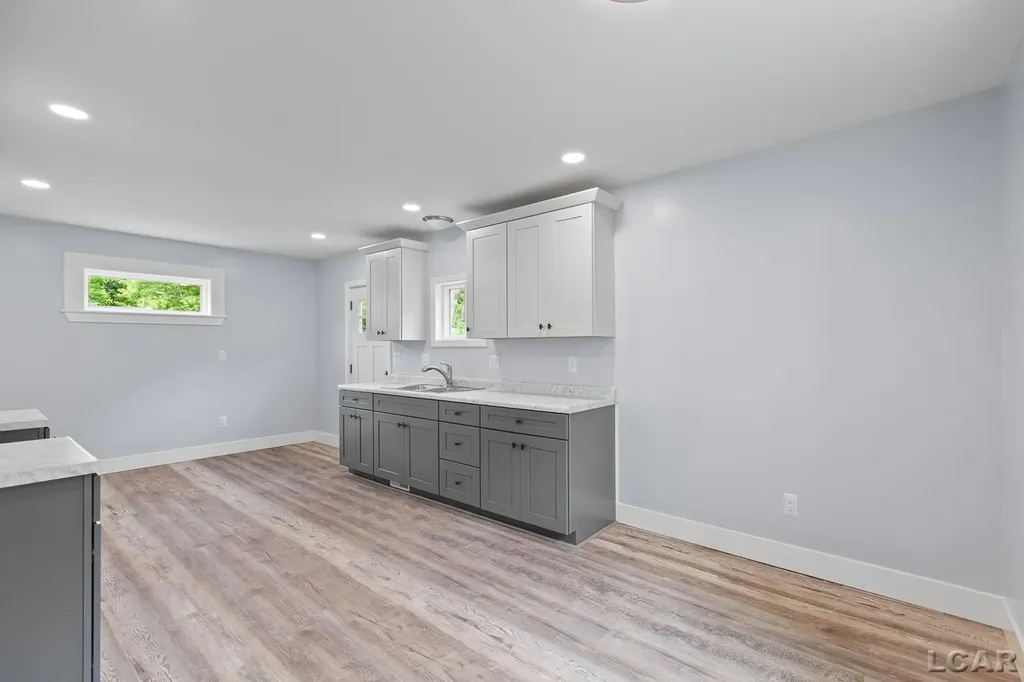 138 E Robinson Street Jackson City MI 49203