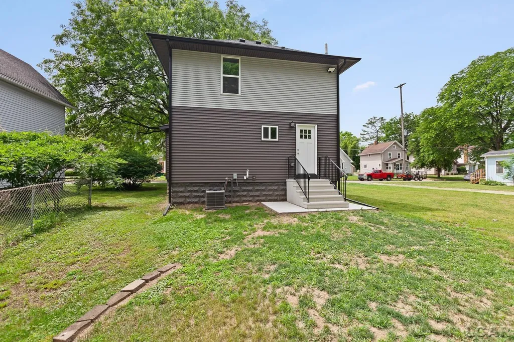 138 E Robinson Street Jackson City MI 49203