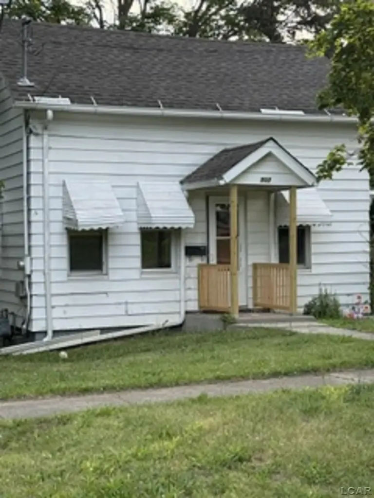 907 Bristol Street Adrian City MI 49221