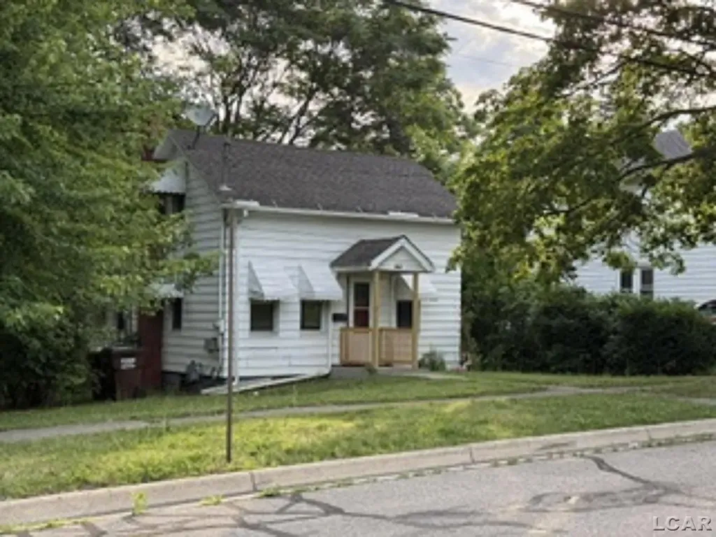 907 Bristol Street Adrian City MI 49221