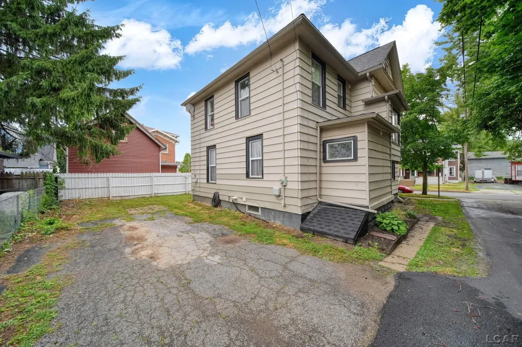 121 Dallas Street Adrian City MI 49221