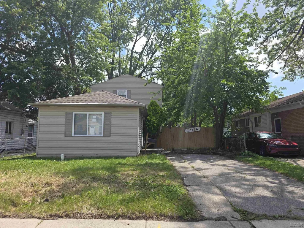 23626 Stewart Avenue Warren City MI 48089