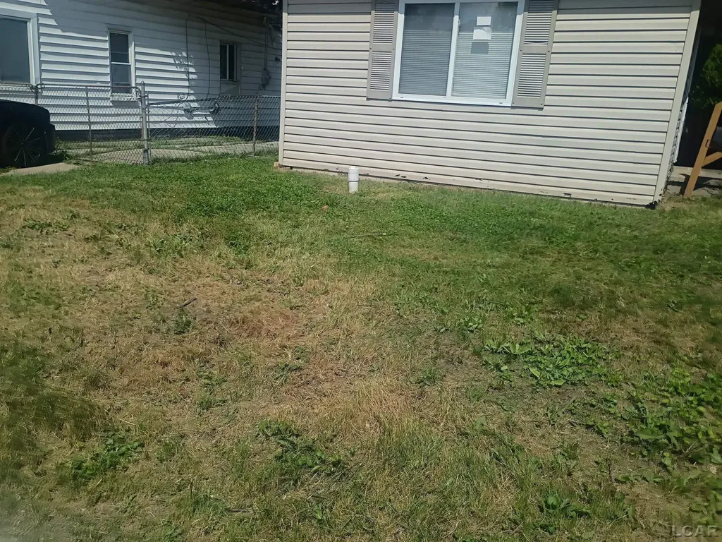 23626 Stewart Avenue Warren City MI 48089