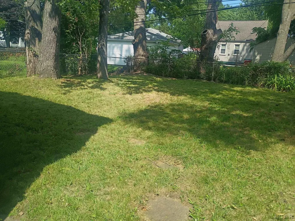 23626 Stewart Avenue Warren City MI 48089