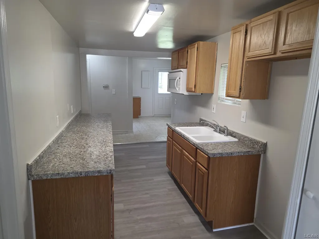 23626 Stewart Avenue Warren City MI 48089