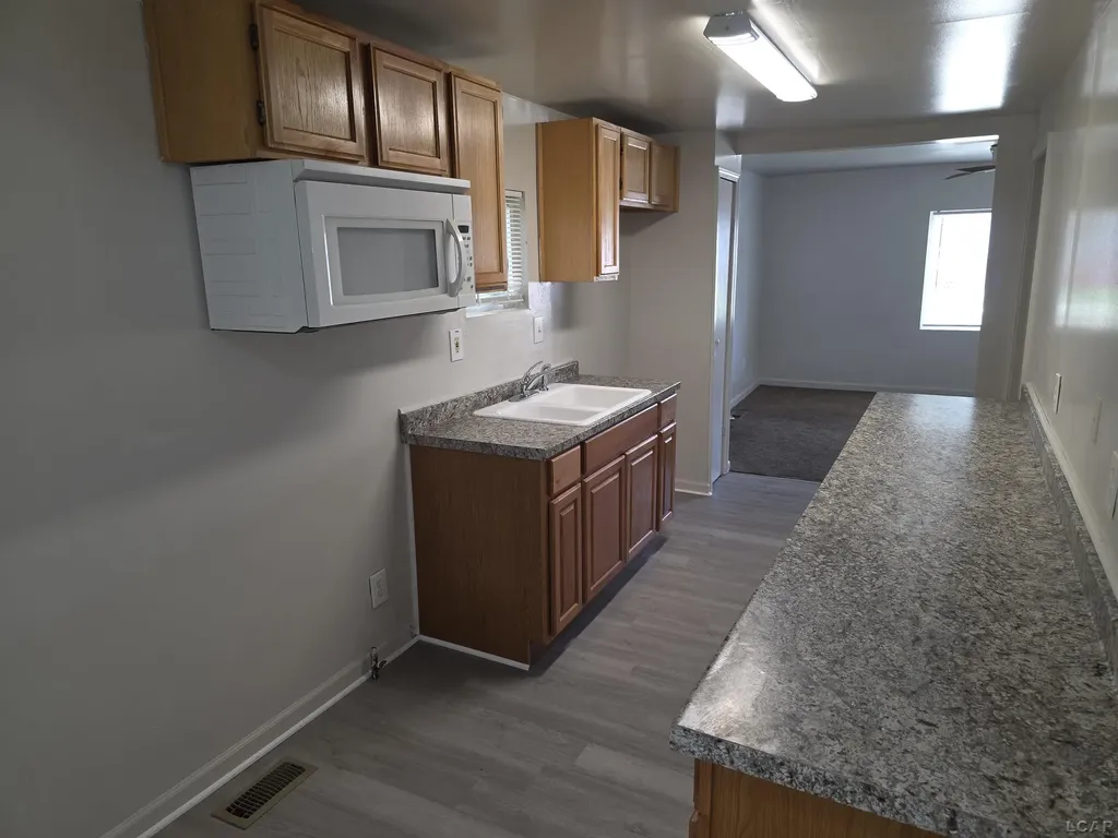 23626 Stewart Avenue Warren City MI 48089