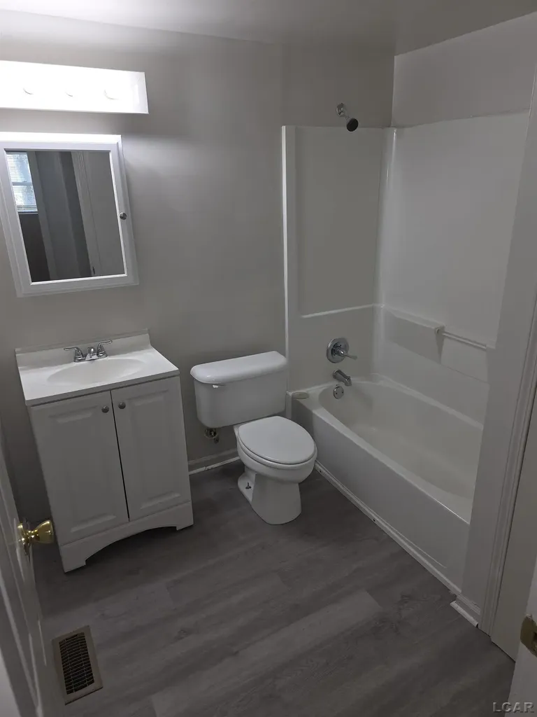 23626 Stewart Avenue Warren City MI 48089