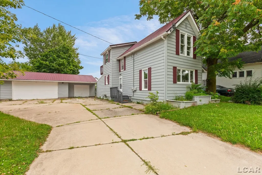 124 Bent Oak Avenue Adrian City MI 49221