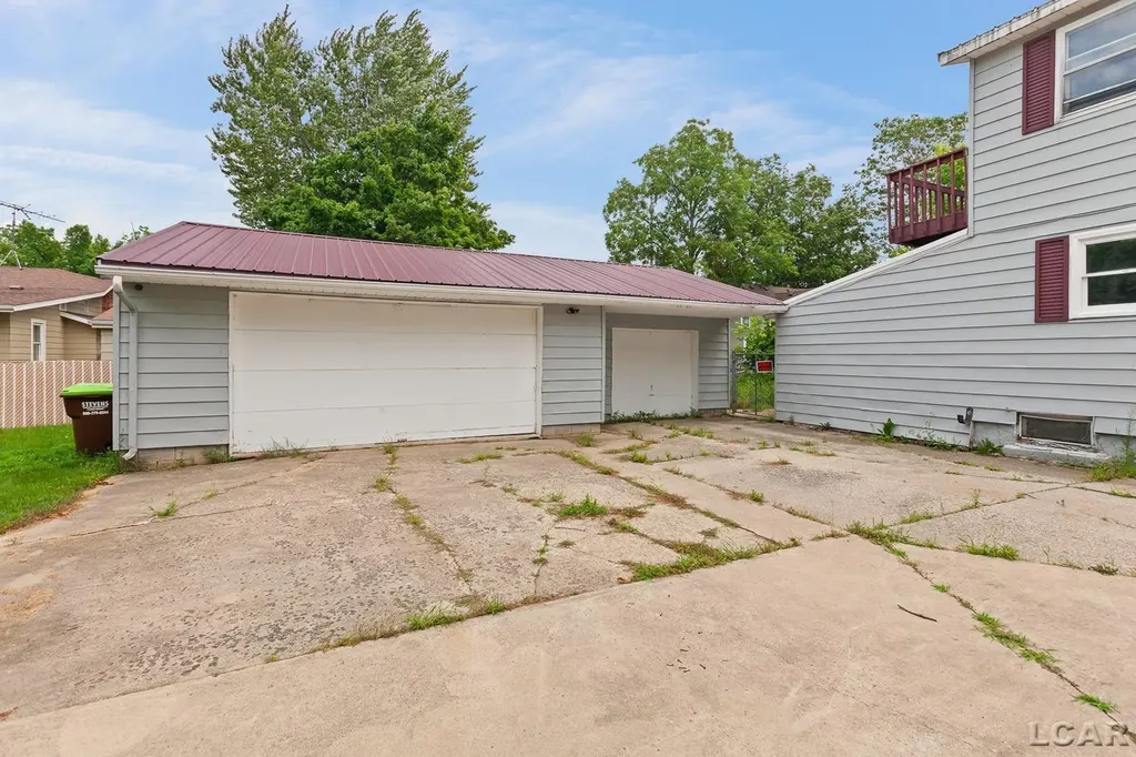 124 Bent Oak Avenue Adrian City MI 49221