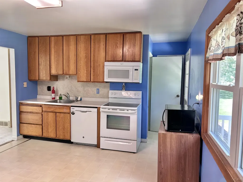 113 Pleasant Knoll Road Adrian City MI 49221
