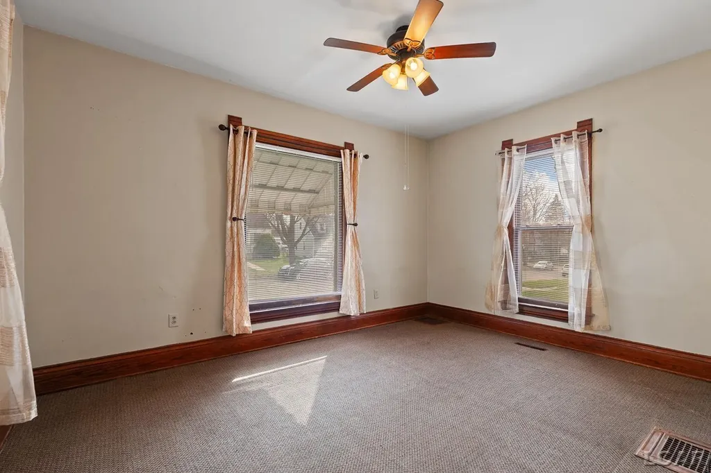 907 E Hunt Street Adrian City MI 49221